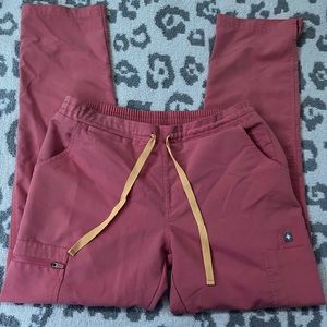GUC FIGS Yola skinny scrub pants in Coral size small